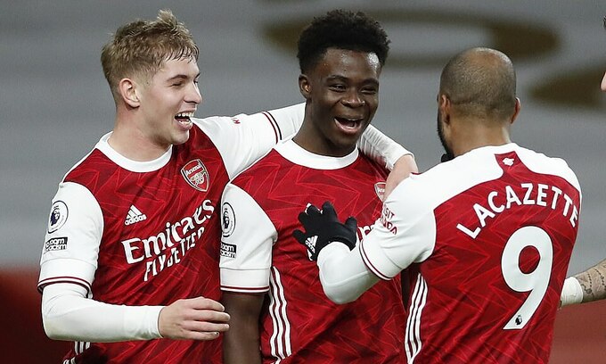 Smith Rowe, Saka và Lacazette (từ trái sang) mừng chiến thắng đầu tiên của Arsenal sau chuỗi bảy trận chỉ hòa và thua. Ảnh: Reuters
