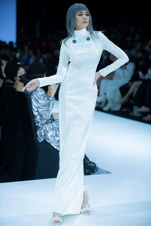 Trong đêm khai mạc tuần lễ thời trang uy tín - hoành tráng nhất năm, Thanh Hằng đảm nhận vai trò vedette trong phần giới thiệu bộ sưu tập của nhà thiết kế Nguyễn Công Trí.