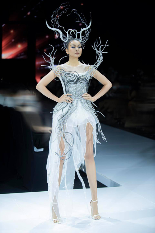 Cùng với phong cách trình diễn chuyên nghiệp, sự biến hoa đa dạng của Thanh Hằng cũng giúp cô có được điểm cộng và được Ivan Trần cùng các nhà thiết kế Việt yêu thích.