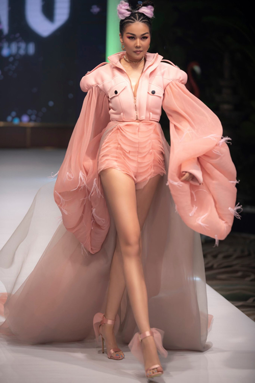 Diện trang phục với ký tự đặc biệt Thanh Hằng is the best Thanh Hằng góp phần mang tới thành công cho show cá nhân của nhà thiết kế Ivan Trần.