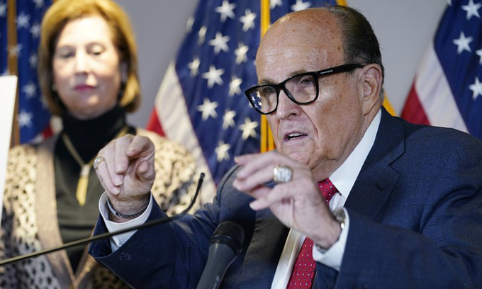 Rudy Giuliani, luật sư riêng của Trump, tại cuộc họp báo ở Washington hôm 19/11. Ảnh: AP.