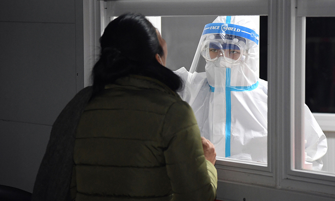 Nhân viên y tế lấy mẫu xét nghiệm nCoV ở quận Thuận Nghĩa, Bắc Kinh hôm 26/12. Ảnh: Chine Nouvelle.
