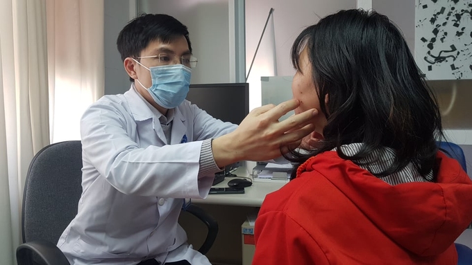 Bác sĩ Quang tư vấn cho bệnh nhân về tiêm filler. Ảnh: Lê Nga.