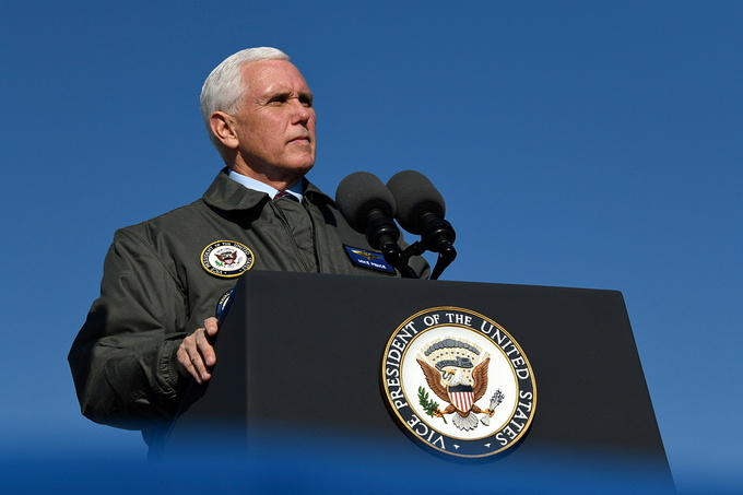 Phó tổng thống Mike Pence tại Căn cứ Không quân Hải quân Lemoore ngày 16/1. Ảnh: Reuters.