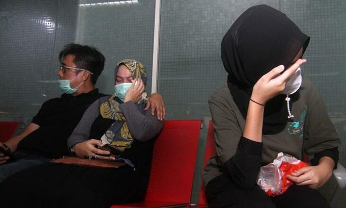 Người nhà hành khách máy bay chờ tin tại sân bay Supadio ở Pontianak ngày 9/1. Ảnh: AFP.