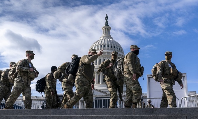 Vệ binh Quốc gia bên ngoài tòa nhà quốc hội ở thủ đô Washington DC, Mỹ, ngày 17/1. Ảnh: AP.