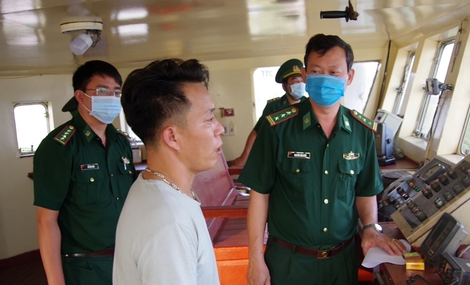 Thuyền trưởng Nguyễn Văn Tấm làm việc với Bộ đội biên phòng. Ảnh: Anh Danh.