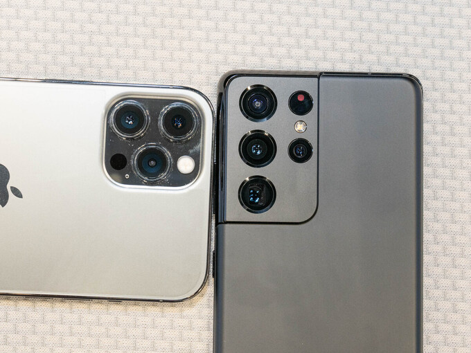 Cụm camera của iPhone 12 Pro Max (trái) nhỏ hơn Galaxy S21 Ultra (phải). Ảnh: Huy Đức.