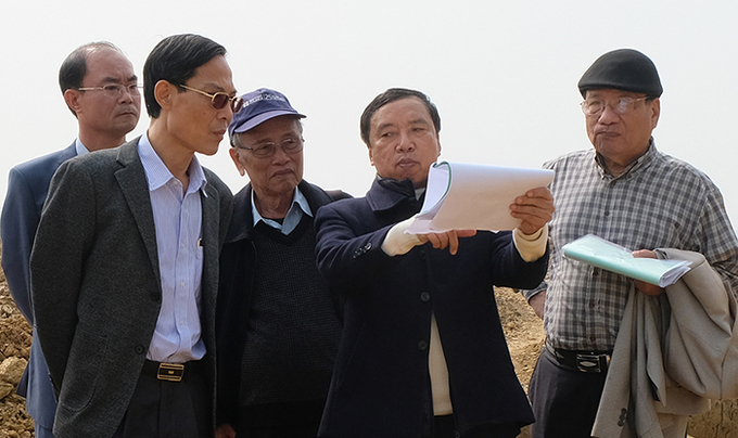 Phó giáo sư, tiến sĩ Tống Trung Tín, Chủ tịch Hội khảo cổ học Việt Nam (thứ hai từ phải sang) thông báo kết quả khai quật ngày 24/1. Ảnh: Lam Sơn.
