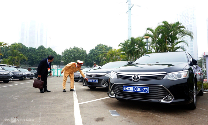 CSGT kiểm định, gắn biển số cho hơn 100 xe phục vụ Đại hội Đảng
