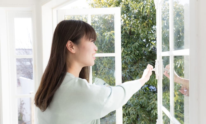 Thay vì đóng chặt cửa sổ suốt mùa đông, bạn nên mở ra để tận dụng ánh sáng mặt trời. Ảnh: Wcmanet.