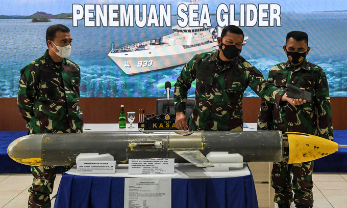 Tư lệnh hải quân Indonesia (giữa) giới thiệu tàu lặn được ngư dân vớt hôm 20/12/2020. Ảnh: Reuters.