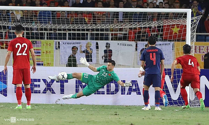 Văn Lâm cản phá thành công quả đá 11m khi Việt Nam hoà Thái Lan 0-0 tại Mỹ Đình, ở vòng loại World Cup 2022.