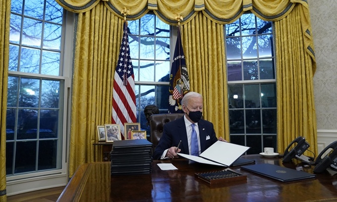Tổng thống Mỹ Joe Biden trong Phòng Bầu dục ngày 20/1. Ảnh: AP.