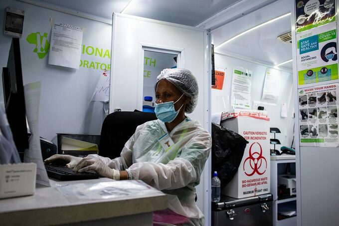 Nhân viên y tế làm việc tại Cơ quan Y tế Nam Phi. Ảnh: AFP