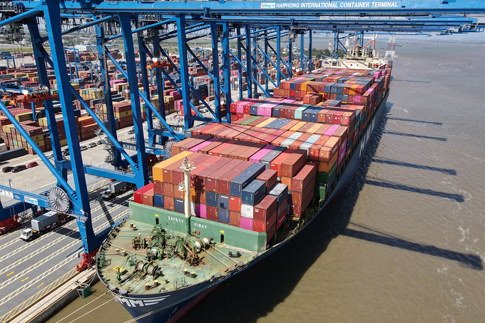 Hoạt động xuất nhập khẩu hàng hóa qua cảng biển Hải Phòng đóng góp vào nguồn thu ngân sách không nhỏ cho thành phố. Ảnh: Giang Chinh