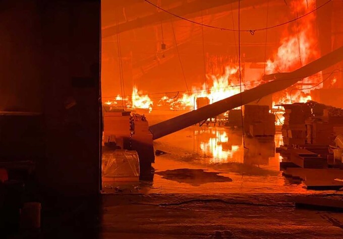 Bên trong khu xưởng sản xuất đồ gỗ bị cháy. Yên Khánh