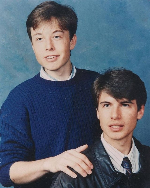 Elon Musk (trái)