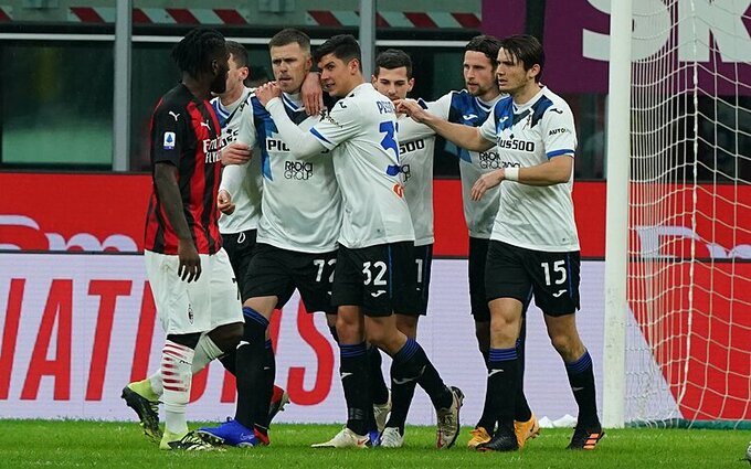 Các cầu thủ Atalanta chia vui sau khi Illicic (số 72) ghi bàn nâng tỷ số lên 2-0 từ chấm phạt đền. Ảnh: IFTV.