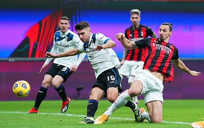 Ibrahimovic (phải) tranh chấp bóng với các cầu thủ Atalanta. Ảnh: IFTV.