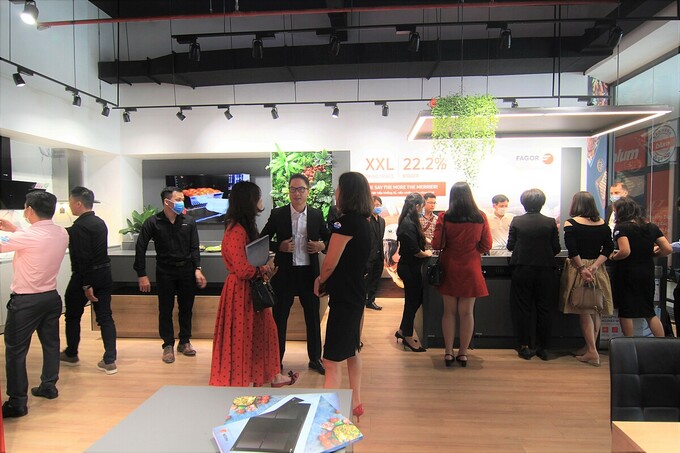 Ông Trần Đức Huy - Chủ tịch HĐQT Công ty Format Vietnam JSC trao đổi với khách hàng tại sự kiện. Ảnh: Format Vietnam JSC.