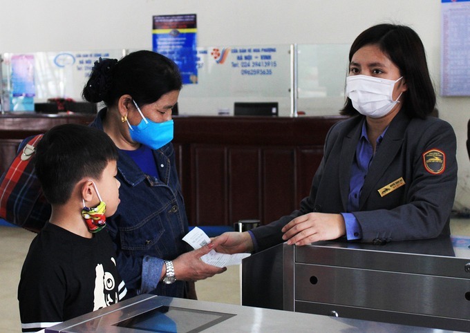 Hành khách đi tàu vẫn được khuyến cáo đeo khẩu trang phòng dịch covid-19. Ảnh: Anh Duy.