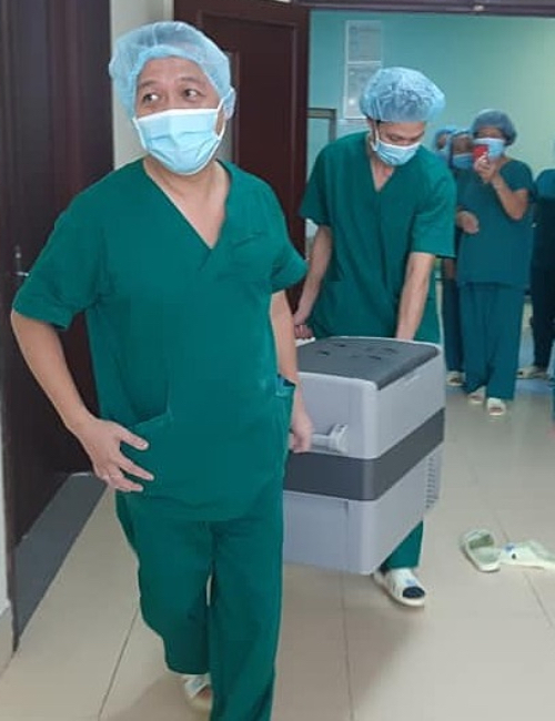 Ê kíp phẫu thuật vận chuyển tạng hiến tại Bệnh viện Bà Rịa. Ảnh: Trung tâm điều phối ghép tạng Quốc gia.