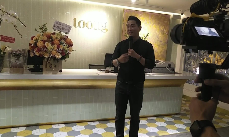 Hứa Vĩ Văn khóc trong triển lãm cá nhân