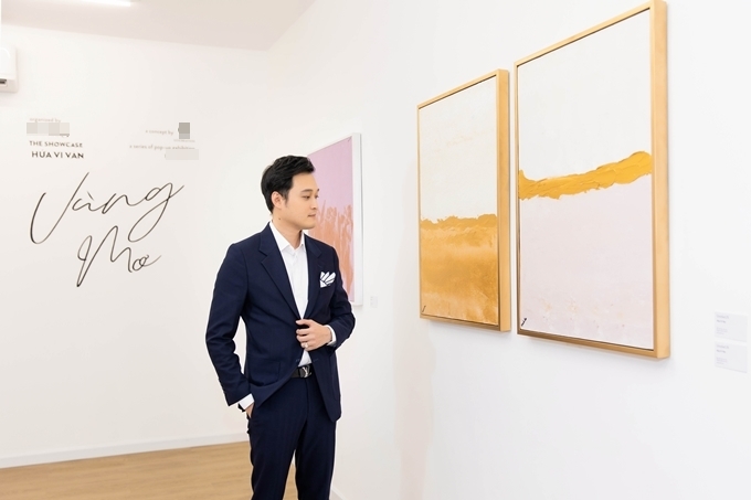 Ca sĩ Quang Vinh đến dự triển lãm và chúc mừng người bạn thân.
