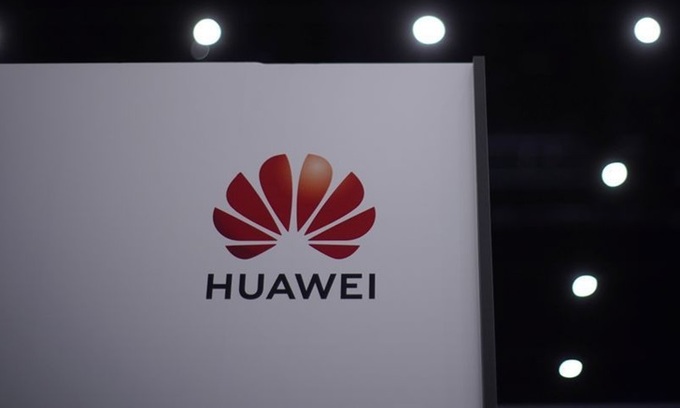 Logo Huawei tại một sự kiện ở Thượng Hải tháng 9/2020. Ảnh: Reuters.