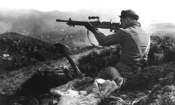 Lính Canada ngắm bắn vị trí quân Nhật trên đảo Kiska. Ảnh: Thư viện Quốc hội Mỹ.
