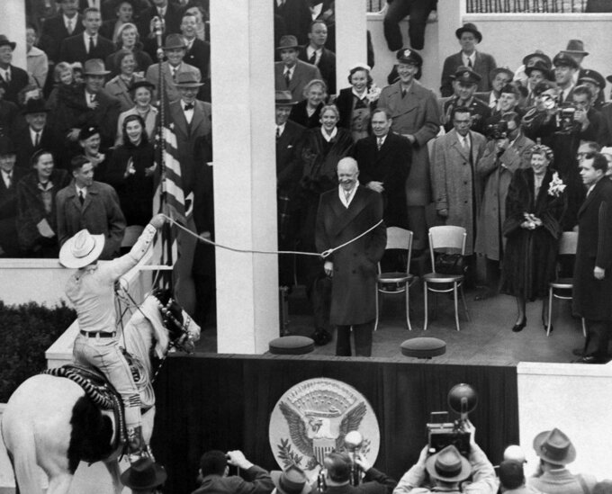 Cao bồi quăng dây vào người Tổng thống Dwight D. Eisenhower trong lễ nhậm chức năm 1953. Ảnh: AP.