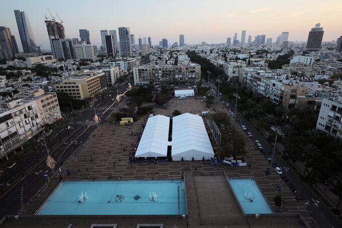 Trung tâm xét nghiệm và tiêm vaccine tại quảng trường Rabin. Ảnh: Reuters.