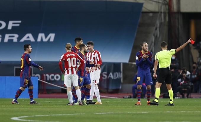 Messi hiểu rõ hành động nóng nảy sẽ dẫn đến thẻ đỏ. Ảnh: Marca.