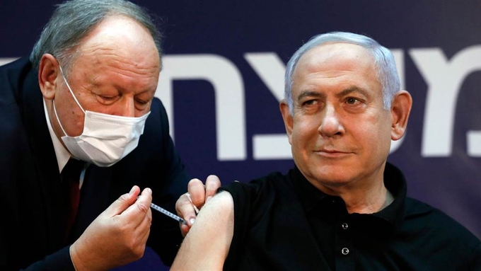 Thủ tướng Netanyahu là người đầu tiên tiêm vaccine Covid-19 tại Israel ngày 20/12. Ảnh: AFP.
