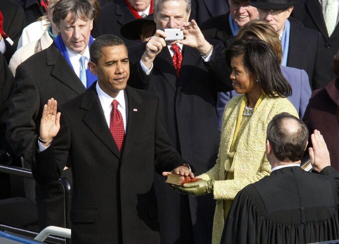 Barack Obama tuyên thệ nhậm chức lần đầu tiên tại thủ đô Washington ngày 20/1/2009. Ảnh: Reuters.