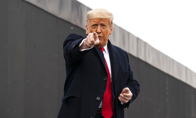 Tổng thống Donald Trump thăm tường biên giới ở bang Texas hôm 12/1. Ảnh: AP.