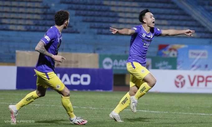 Việt Anh (phải) từng ghi bốn bàn ở V-League 2020, nay tiếp tục mang về Siêu Cup cho Hà Nội. Ảnh: Lâm Thỏa