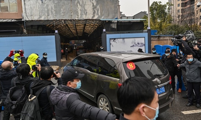 Xe chở nhóm điều tra WHO vào chợ hải sản Hoa Nam ở Vũ Hán, tỉnh Hồ Bắc, Trung Quốc hôm nay. Ảnh: AFP.