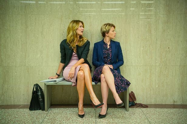 Laura Dern (vai luật sư Nora) và Scarlett Johansson trong phim Marriage Story.