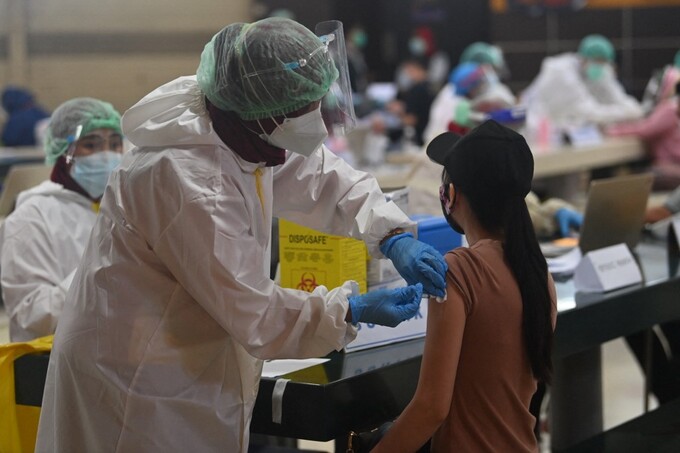 Một tiểu thương được tiêm vaccine tại chợ Tanah Abang ở Jakarta, Indonesia ngày 18/2. Ảnh: AFP.