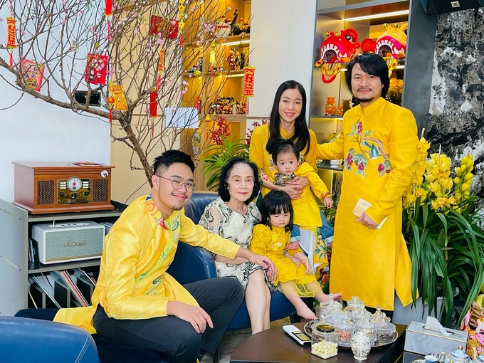 Đạo diễn Hoàng Nhật Nam quây quần bên vợ và ba con