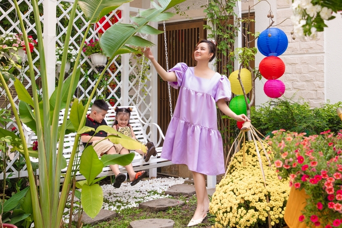 Gia đình Vy Oanh đang sinh sống trong một biệt thự ở quận 2, TP HCM. Vợ chồng cô dành một khoảng sân rộng bao quanh giúp tạo không gian xanh mát vừa là chỗ vui chơi của hai con. Mỗi dịp Tết đến, họ đều mua sắm nhiều chậu hoa rực rỡ bày trí khắp nơi.