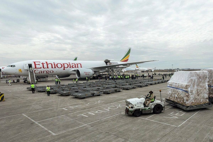 Máy bay vận tải của Ethiopian Airlines đưa trang thiết bị y tế từ Trung Quốc về nước vào tháng 3/2020. Ảnh: AP.