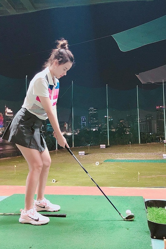 Nữ diễn viên thử sức chơi golf.