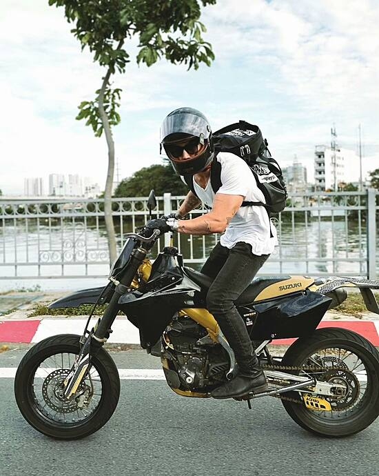 Anh thích sử dụng một chiếc xe phân khối lớn để thuận tiện di chuyển.