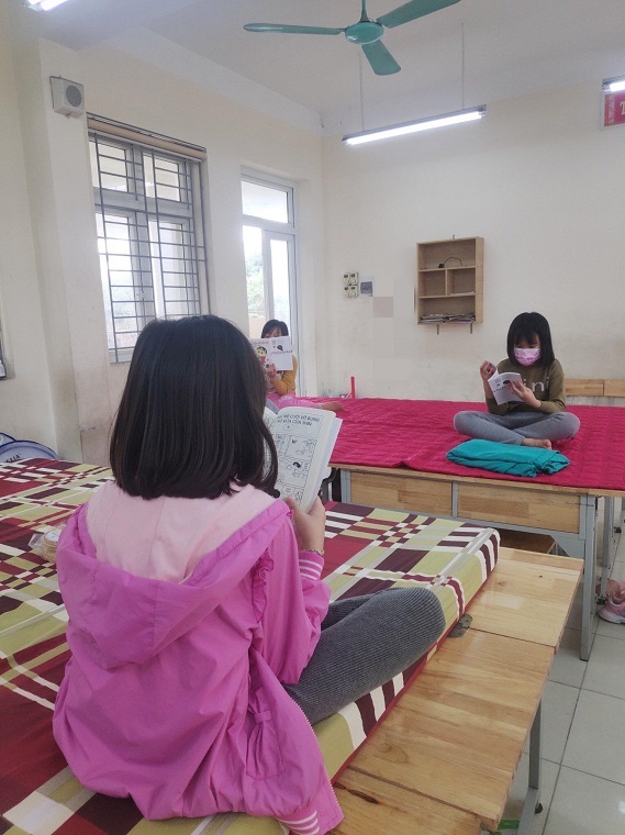 Các em thực hiện ngồi dãn cách để đảm bảo an toàn phòng dịch. Ảnh: Nhân vật cung cấp.