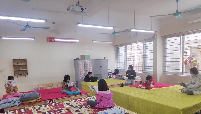 Các em học sinh đọc truyện trong phòng cách ly. Ảnh: Nhân vật cung cấp.