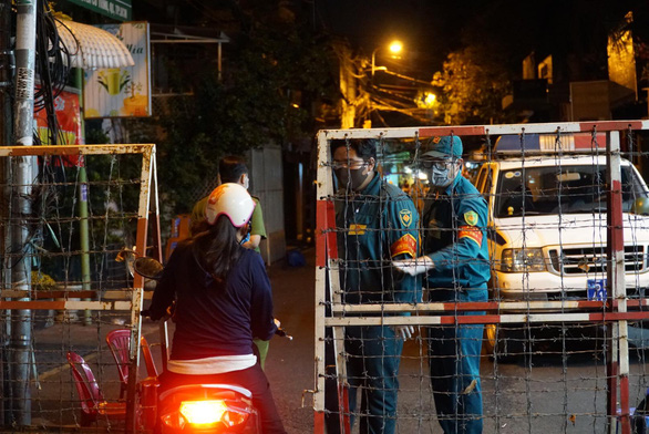 Khẩn cấp phong tỏa trong đêm khu Mả Lạng liên quan ca nhiễm COVID-19 ở Tân Sơn Nhất - Ảnh 1.