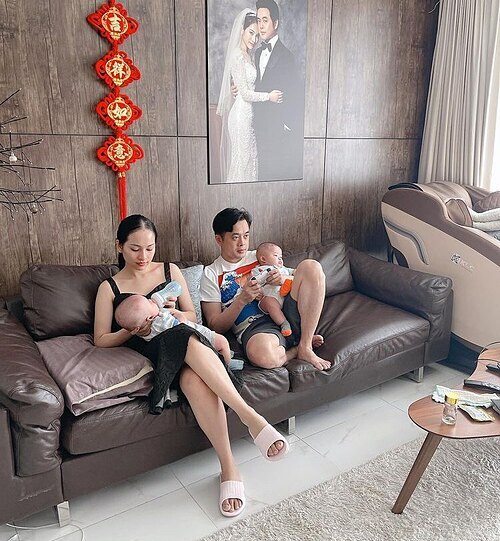 Khoảnh khắc đón Tết đúng chất những ông bố bà mẹ bỉm sữa của gia đình Dương Khắc Linh - Sara Lưu.